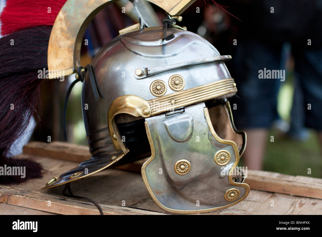 Un elmo romano ad una rievocazione storica a Northampton Foto stock - Alamy
