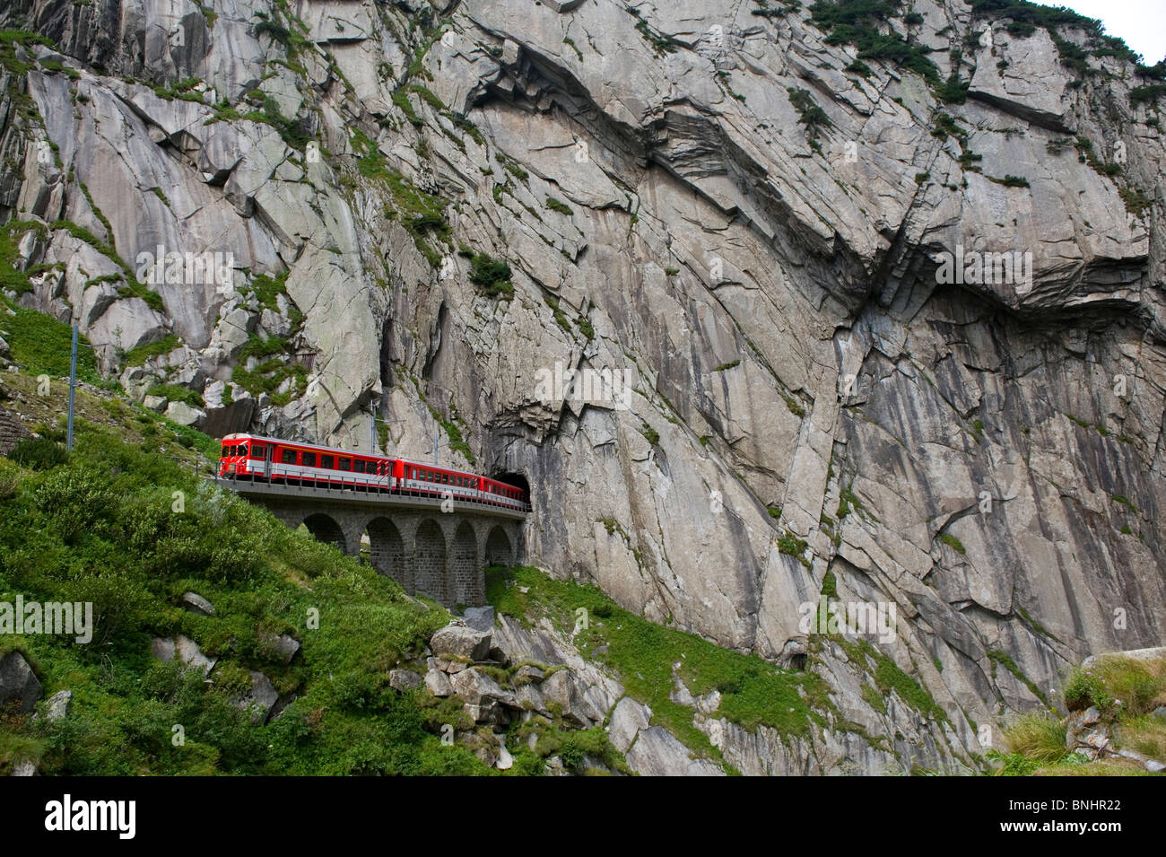 ponte-dei-diavoli-nella-gola-di-schollenen-immagini-e-fotografie-stock