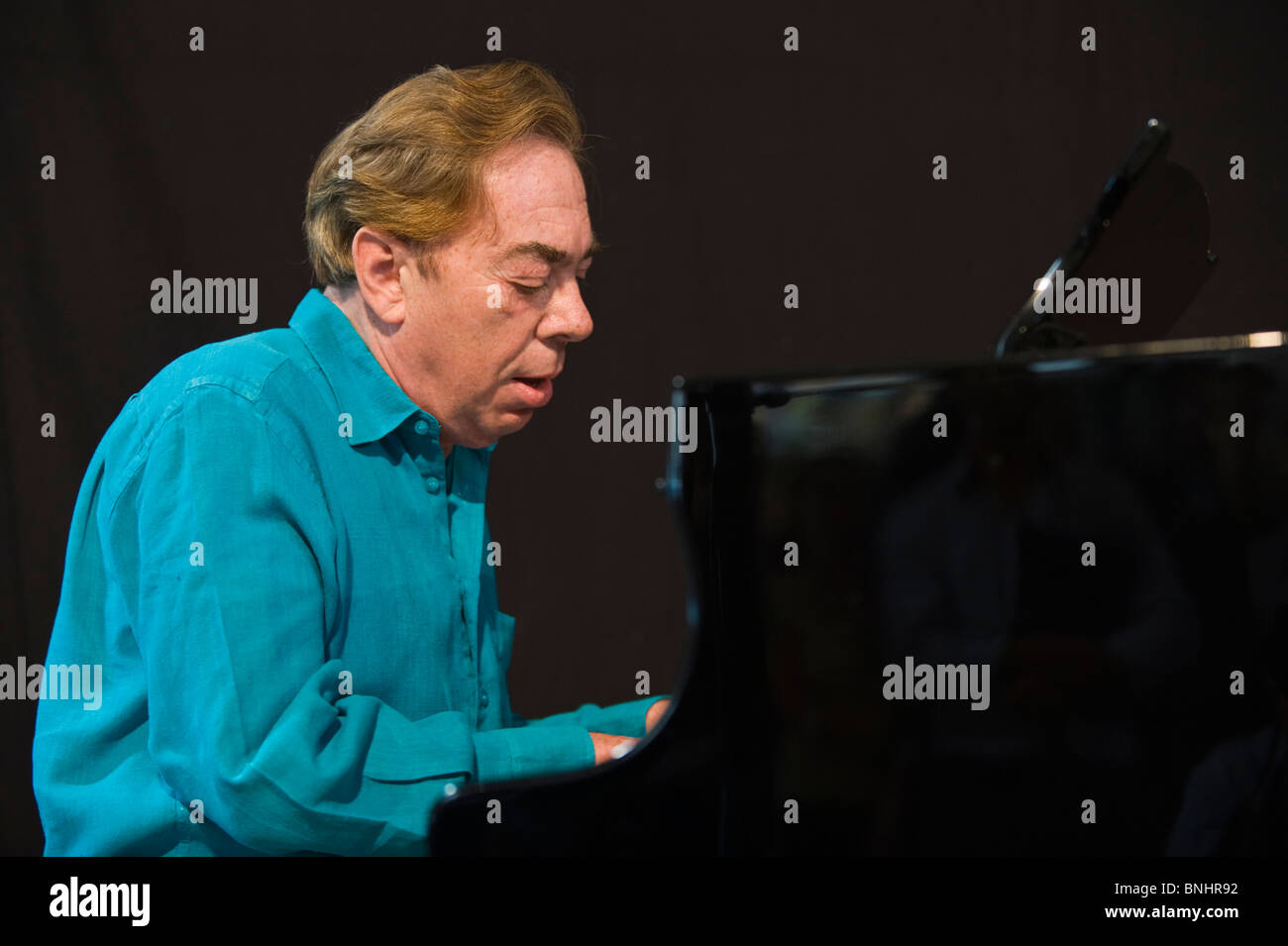 Andrew Lloyd Webber suonare pianoforte al Wales Millennium Centre Cardiff South Wales UK Foto Stock