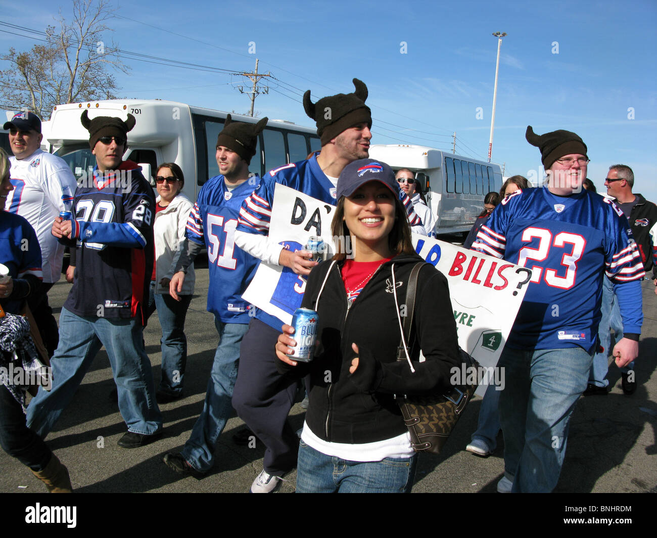 Buffalo Bills ventilatori a piedi in Ralph Wilson Stadium per una partita in casa della squadra NFL Foto Stock