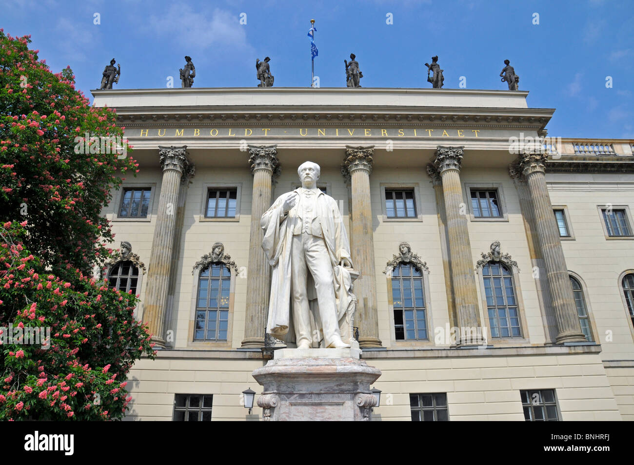 Berlin city statua Hermann von Helmholtz Humboldt Universität Unter den Linden Germania Europa Humboldt University Foto Stock