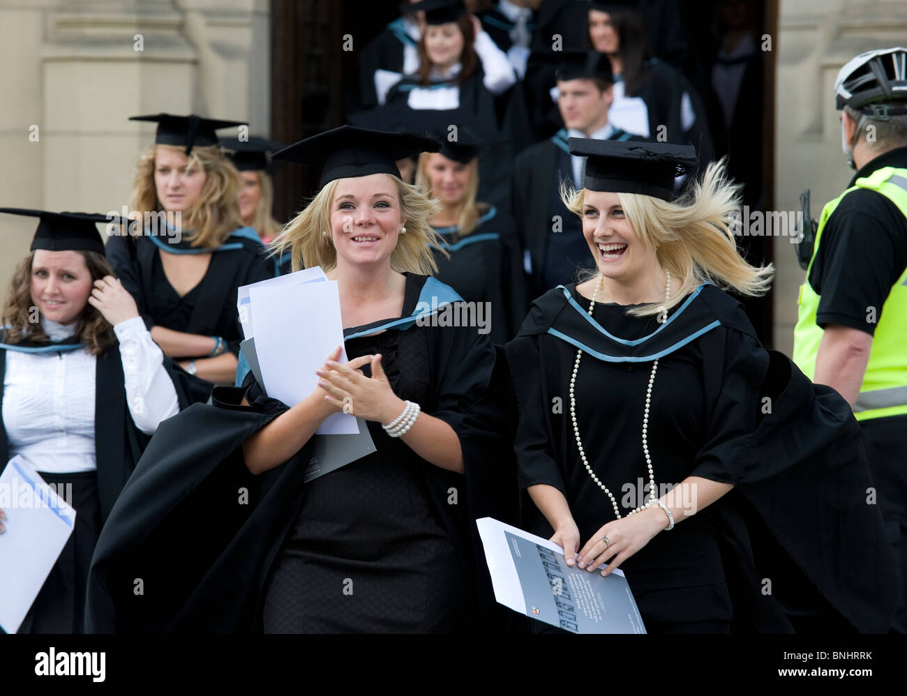 Studentesse dell'Università di Birmingham dopo la loro cerimonia di laurea Foto Stock
