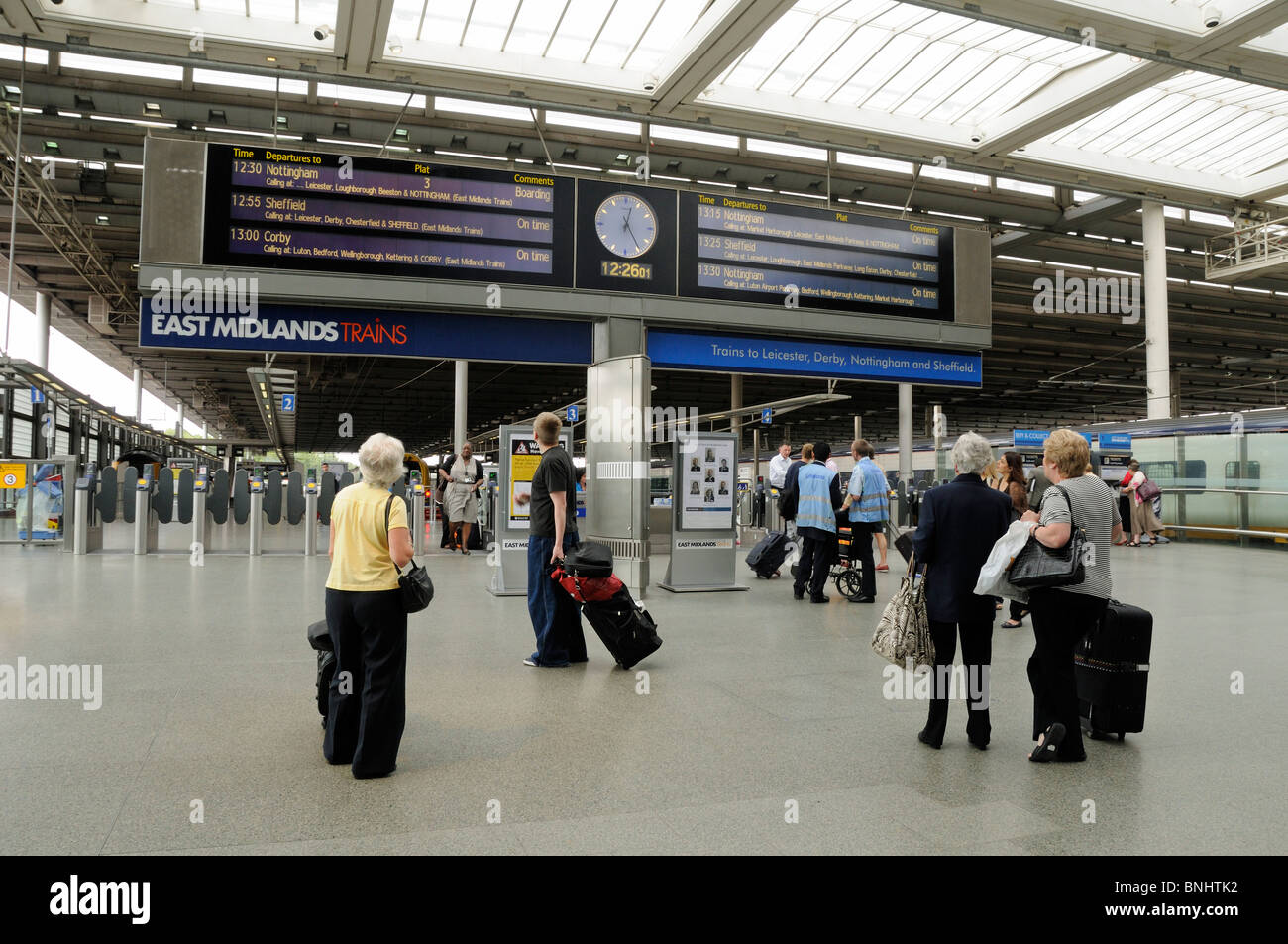 Passeggeri in East Midland prenotazione treni hall sulla stazione di St. Pancras Londra Inghilterra REGNO UNITO Foto Stock