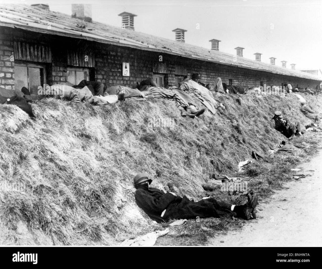 II Guerra Mondiale Bergen-Belsen campo di concentramento olocausto Germania Aprile 1945 storia storico storico prigionieri prigioniero Nazi Foto Stock