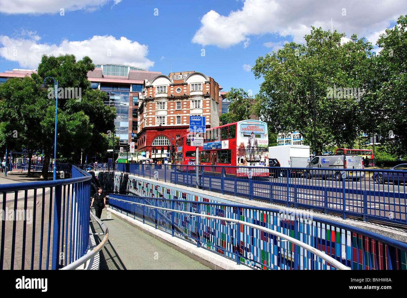 Alla rotonda del nord, Elephant and Castle, il London Borough di Southwark, Greater London, England, Regno Unito Foto Stock