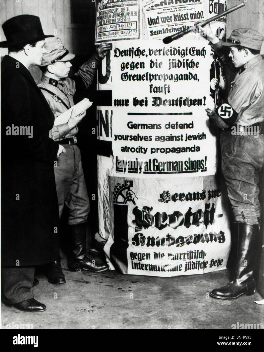 Repubblica di Weimar impero tedesco membri della SA tedeschi contro gli ebrei odiano la propaganda ebraica comprare solo a negozi tedeschi Berlino Foto Stock