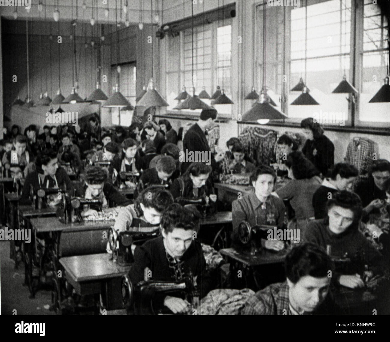 Le donne ebree costretti a lavorare il lavoro forzato imprigionato ghetto Dambrowa Gornicza Polonia 1941 industria fabbrica lavoratore storia interna Foto Stock