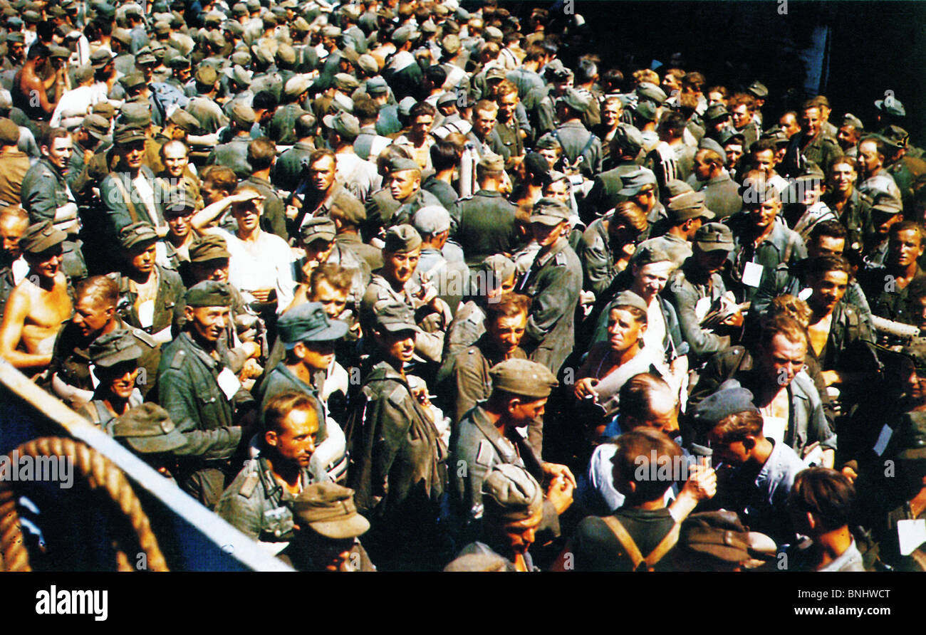 II Guerra Mondiale Operation Overlord Normandy Giugno 1944 prigionieri tedeschi captive prigionieri LCT Landing Craft trasporto nave Liberty Foto Stock