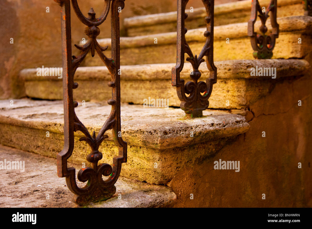 La luce del sole che sfiora una antica scalinata in pietra nel borgo medievale di Castelmuzio Montisi, Toscana Italia Foto Stock