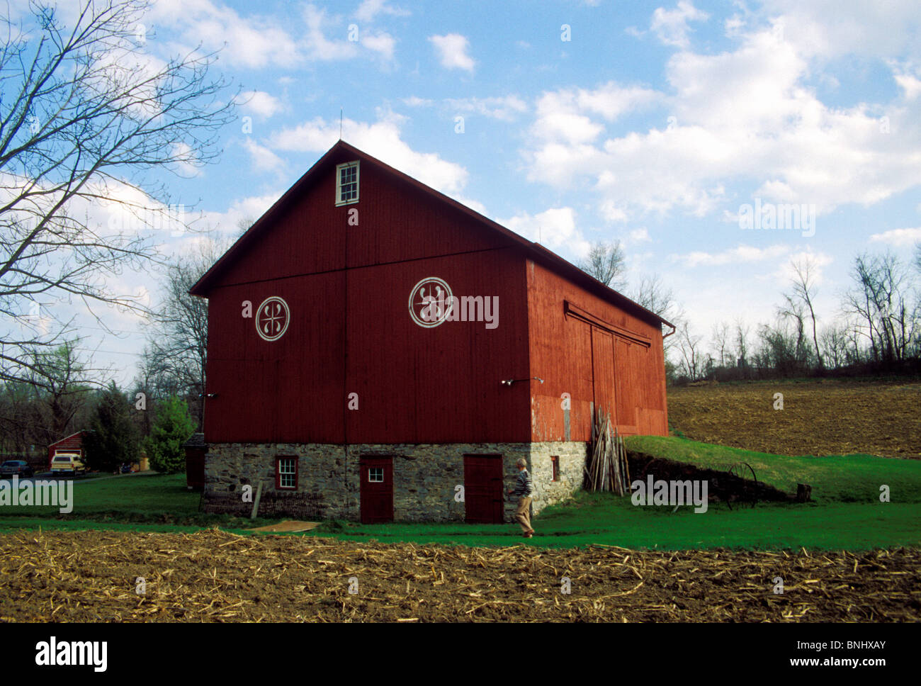'Olandese' fienile al di fuori della casa Troxell-Steckel (1756), Orefield, Lehigh County, Pennsylvania, STATI UNITI D'AMERICA Foto Stock