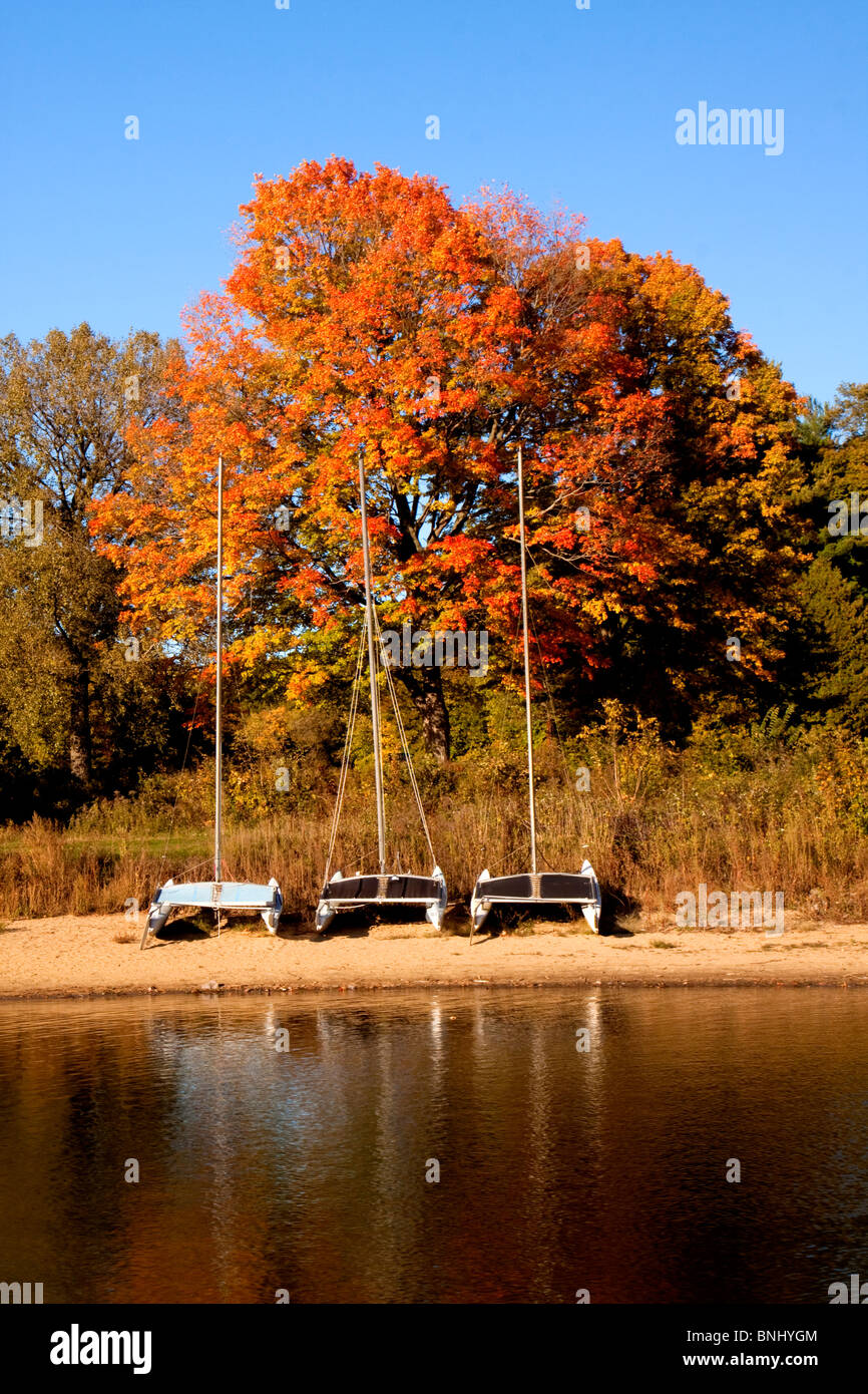 Barche a vela ormeggiata al diavolo del lago in autunno Foto Stock