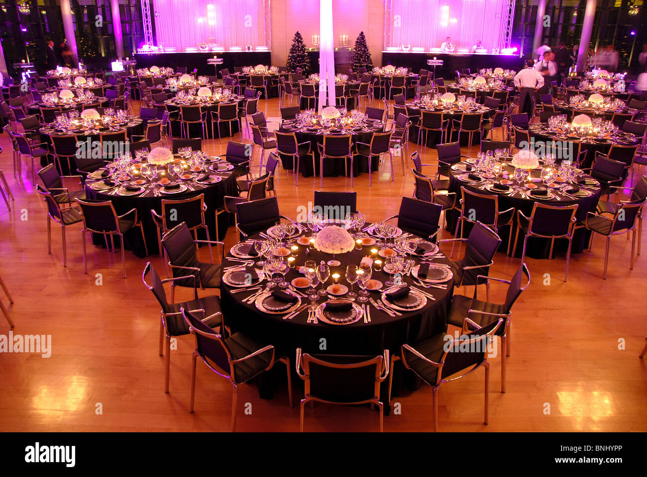 Evento società sera decorazione adornment scrivania festival il cibo a cena il cibo hall piscina al chiuso le tabelle di gala di sera Foto Stock