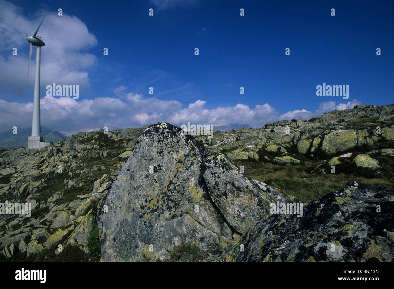 Europa Svizzera Cantone di Uri Andermatt Gütsch turbina eolica energia rocce pietre di roccia del vento vento energia energia elettrica Foto Stock