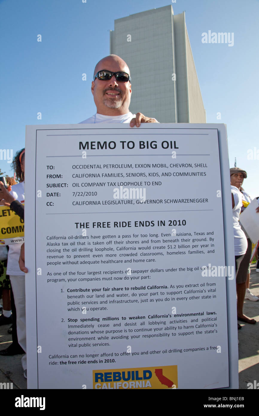 Il 22 luglio 2010, oltre un migliaio di manifestanti hanno marciato di Occidental Petroleum uffici a Westwood, Los Angeles. Foto Stock