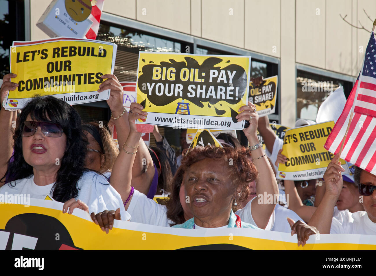 Il 22 luglio 2010, oltre un migliaio di manifestanti hanno marciato di Occidental Petroleum uffici a Westwood, Los Angeles. Foto Stock