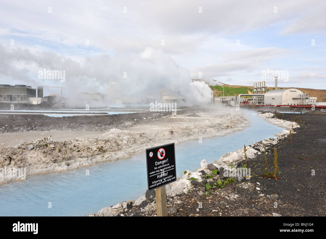 Svartsengi Centrale geotermica elettrica nei pressi di Grindavik, Sud dell'Islanda. Nero segno di avvertimento a causa di acqua calda Foto Stock