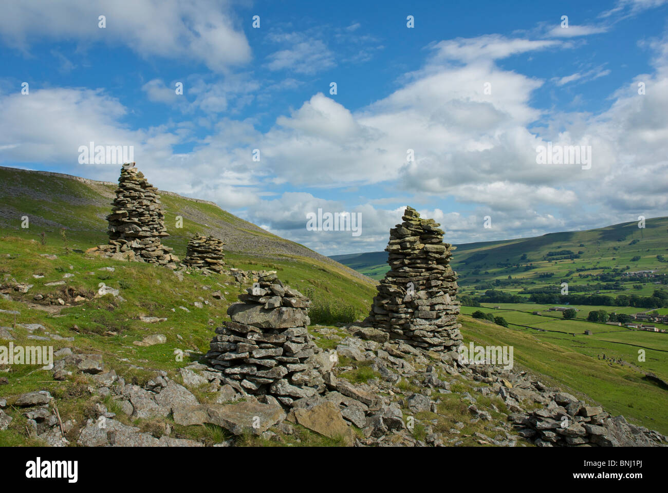 Cairns sull affioramento affacciato Hawes e superiore di Wensleydale, Yorkshire Dales National Park, North Yorkshire, Inghilterra, Regno Unito Foto Stock