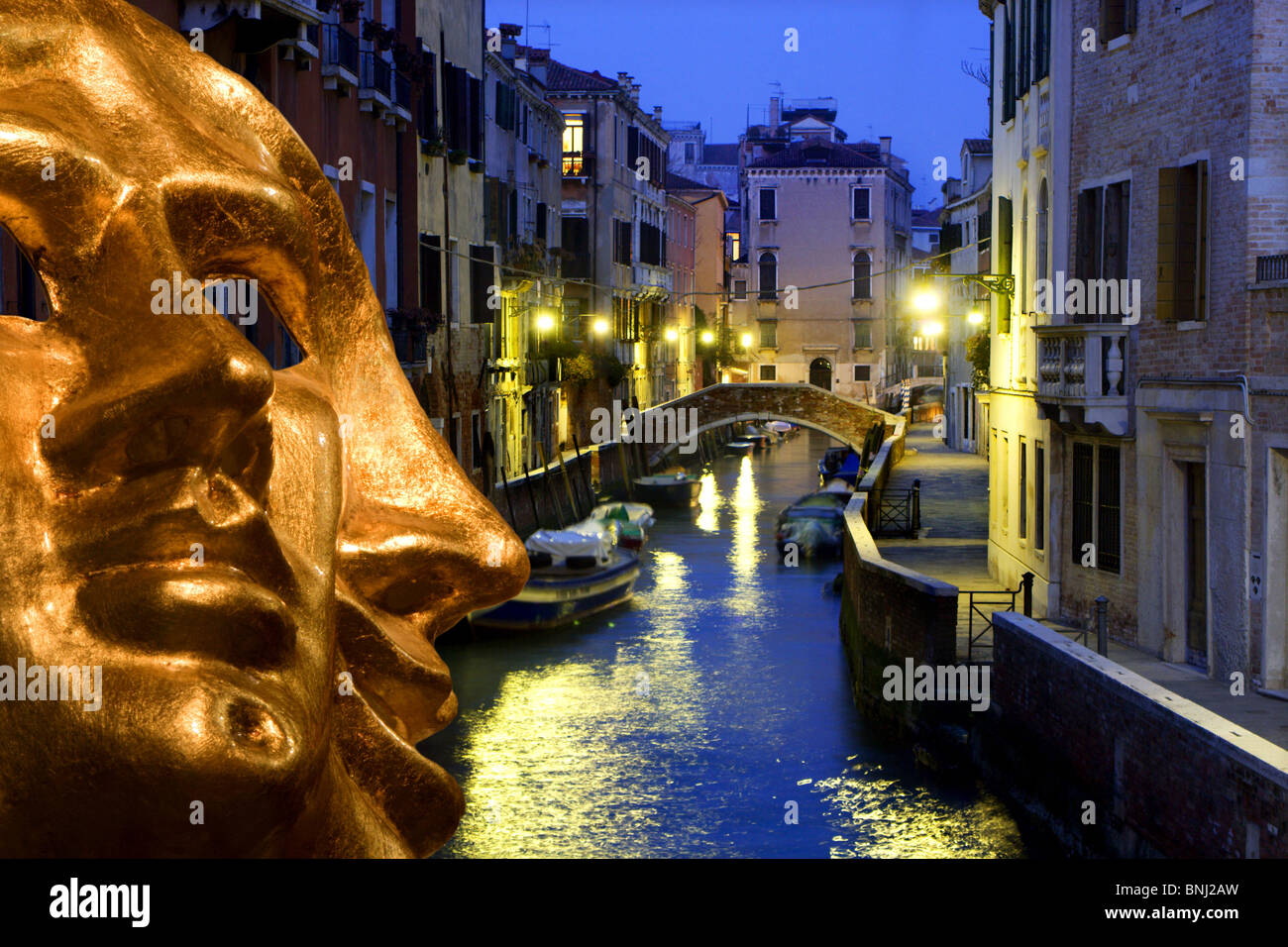 Venezia - maschera di oro e di sera canal Foto Stock
