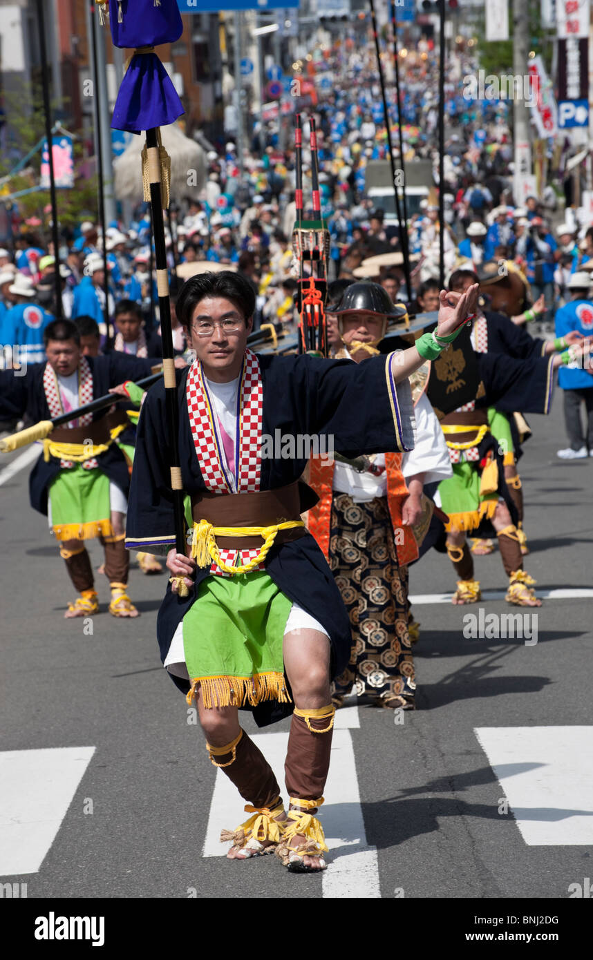 A gruppi locali di preforme il Okiba gyoretsu danza che mima un daimyo tradizionale processione durante Suwa Onbashira del festival. Foto Stock