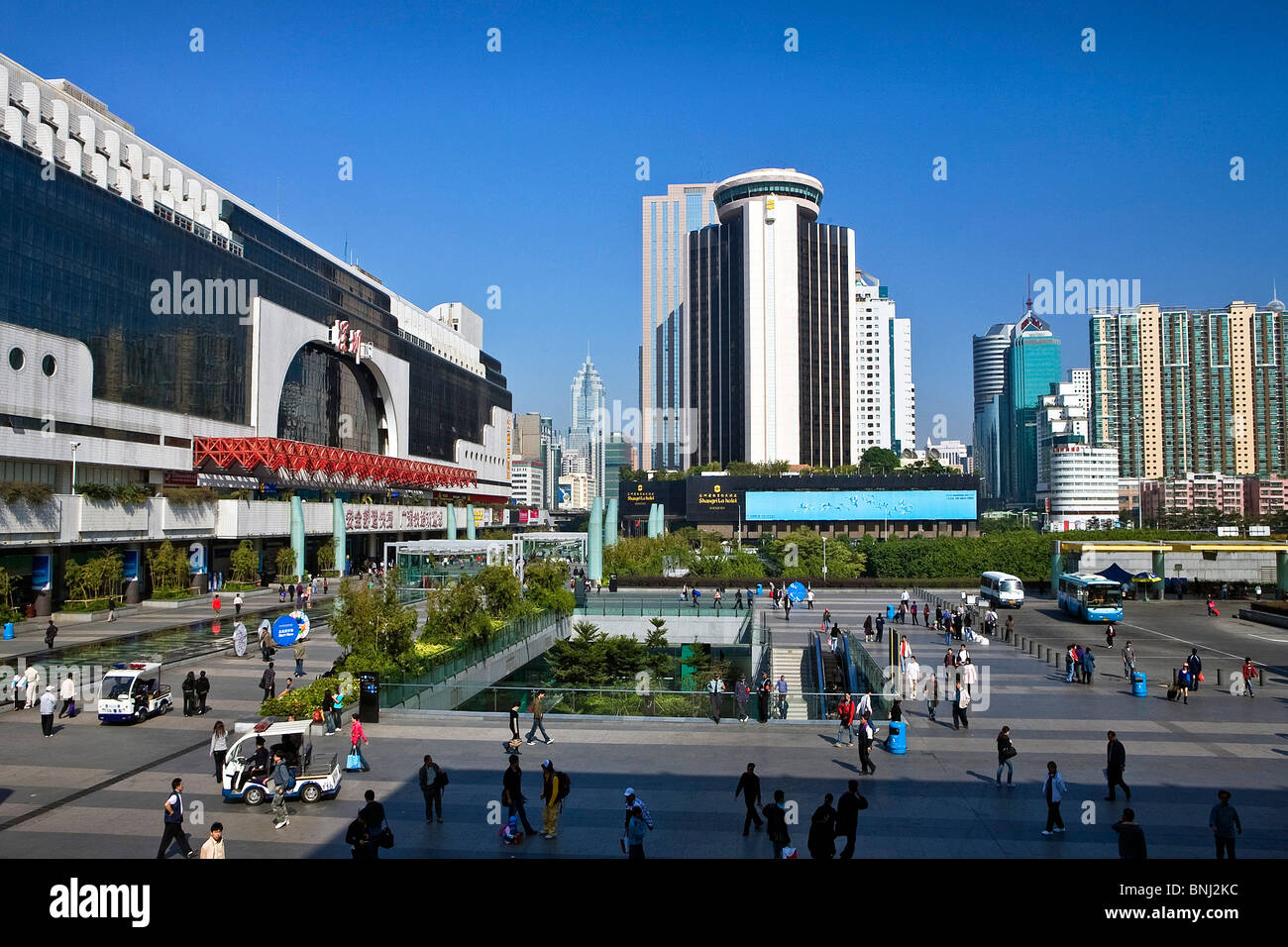 China Guandong Shenzhen City Town Shenzhen City stazione ferroviaria di Lo Wu quadrato posto grattacielo edifici ad alta, Foto Stock