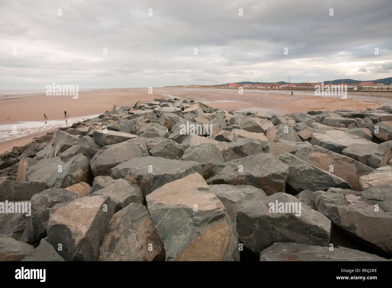 Le difese costiere a Rhyl. Foto Stock
