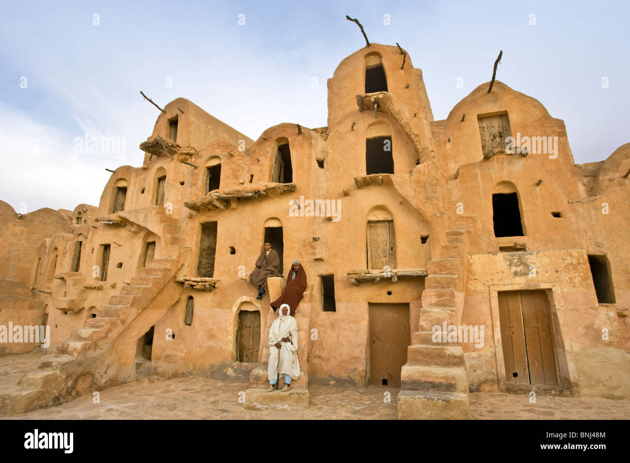 Tunisia Africa nord Africa Arabian arabo Arab Tataouine town city Ksar Ksur granaio berbero sultan Ouled Soltane Berber's Foto Stock