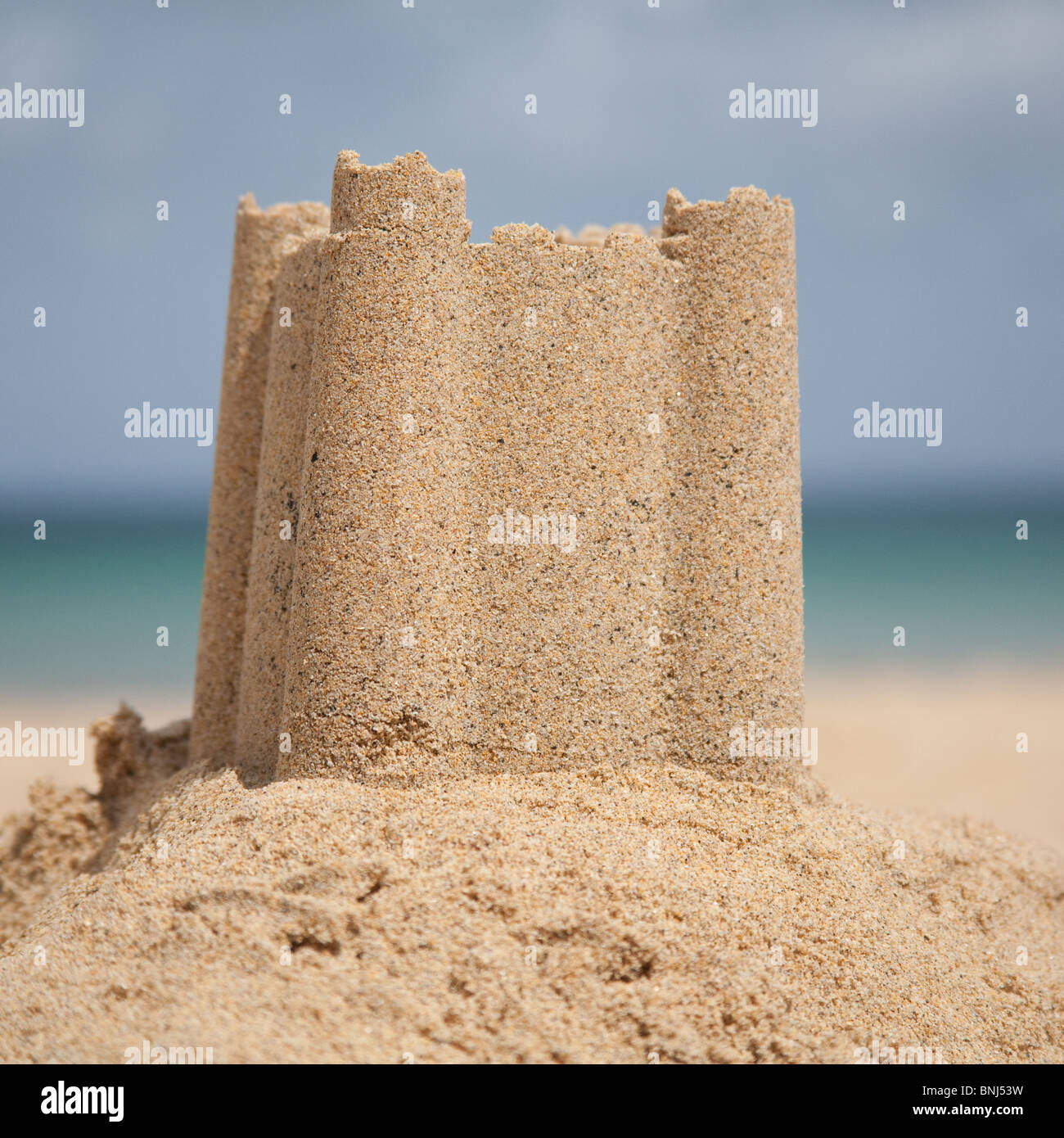 Castello di sabbia su una spiaggia in Cornwall Inghilterra, Regno Unito. Foto Stock
