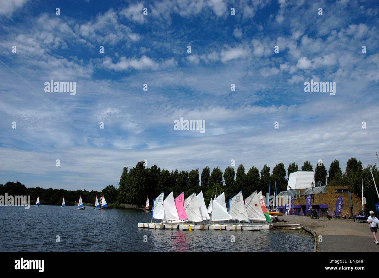 Piccole derive sul lago del Parco di Wimbledon con cielo blu e nuvole soffici Foto Stock