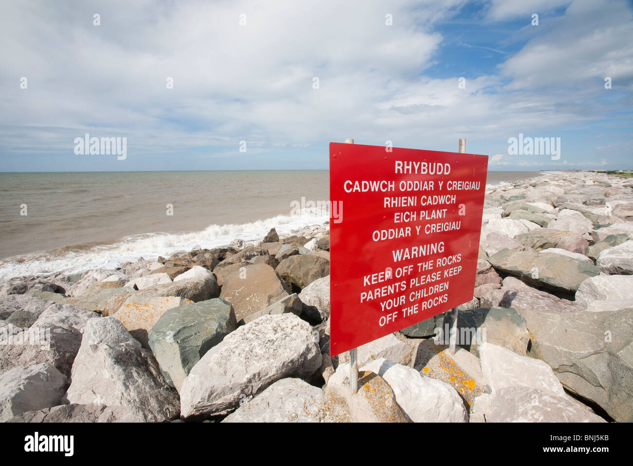 Rocce poste per cercare di difendere a bassa nelle zone costiere del Galles del Nord vicino a Rhyl dall inondazione dal mare. Foto Stock