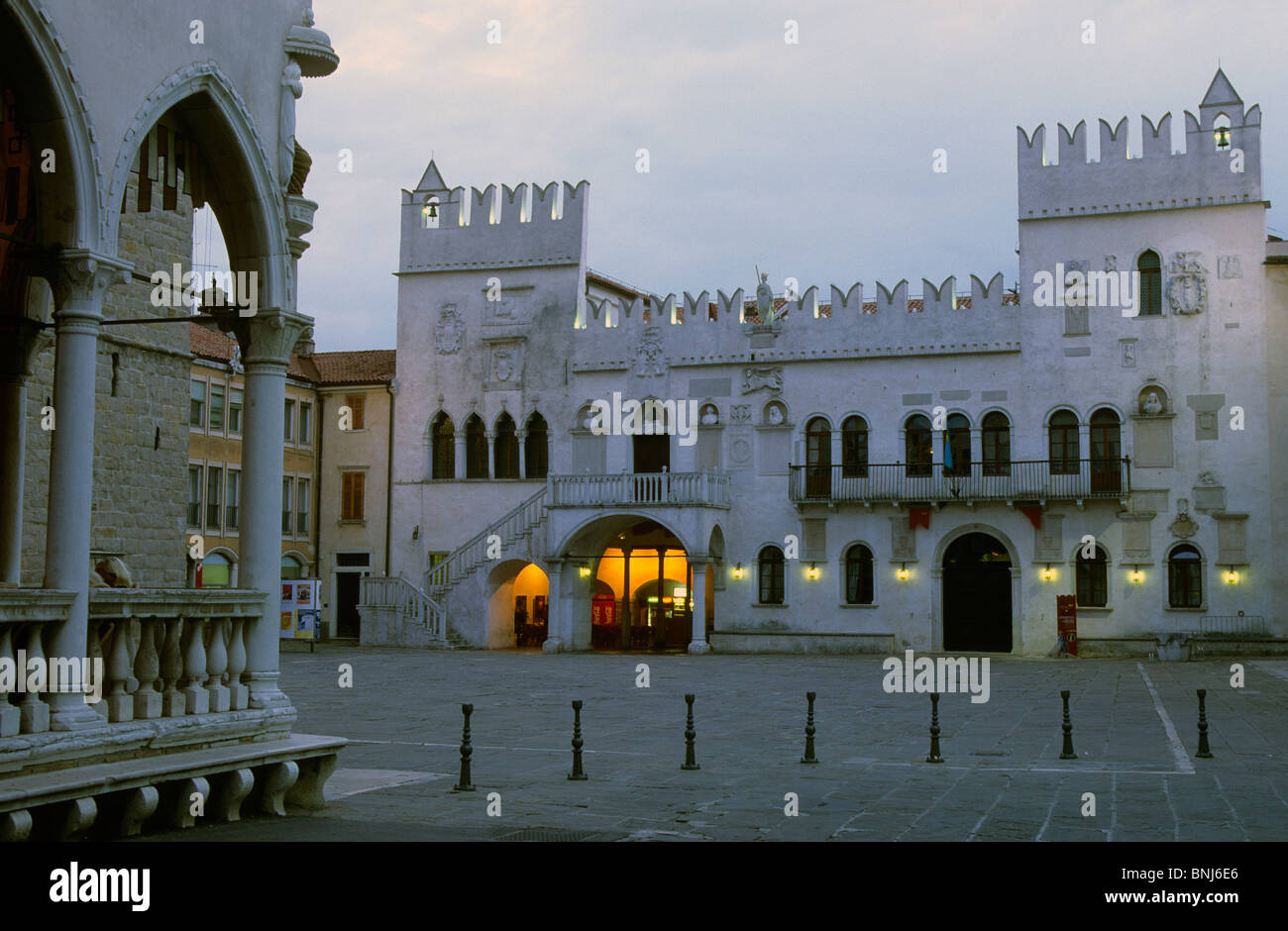 La Slovenia town city Città Vecchia palace place square illuminazione crepuscolo crepuscolo Koper città Palazzo Pretorio medieval Foto Stock