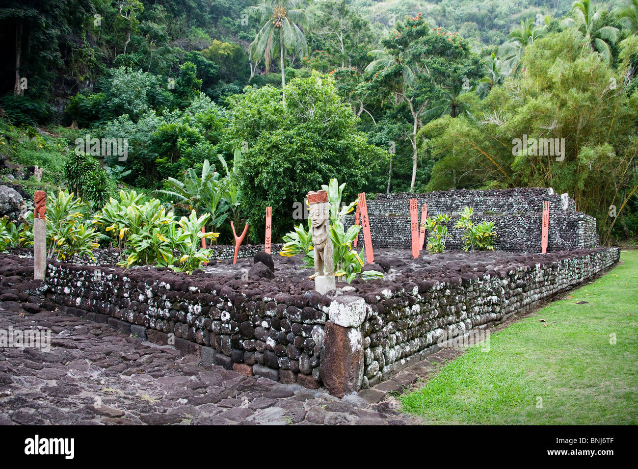 Tahiti Tahiti Nui Isola Arahurahu Marae red arte rovine di specialità sculture palms Viaggi turismo vacanze Sud Pacifico Foto Stock