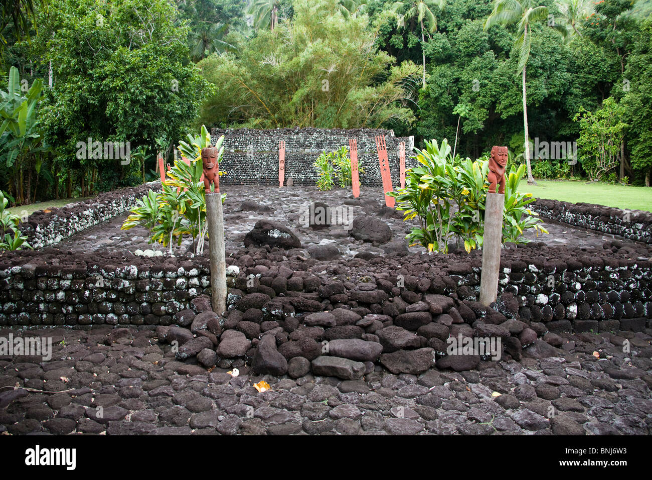 Tahiti Tahiti Nui Isola Arahurahu Marae red arte rovine di specialità sculture pietre palme Viaggi turismo vacanza Pacific Foto Stock
