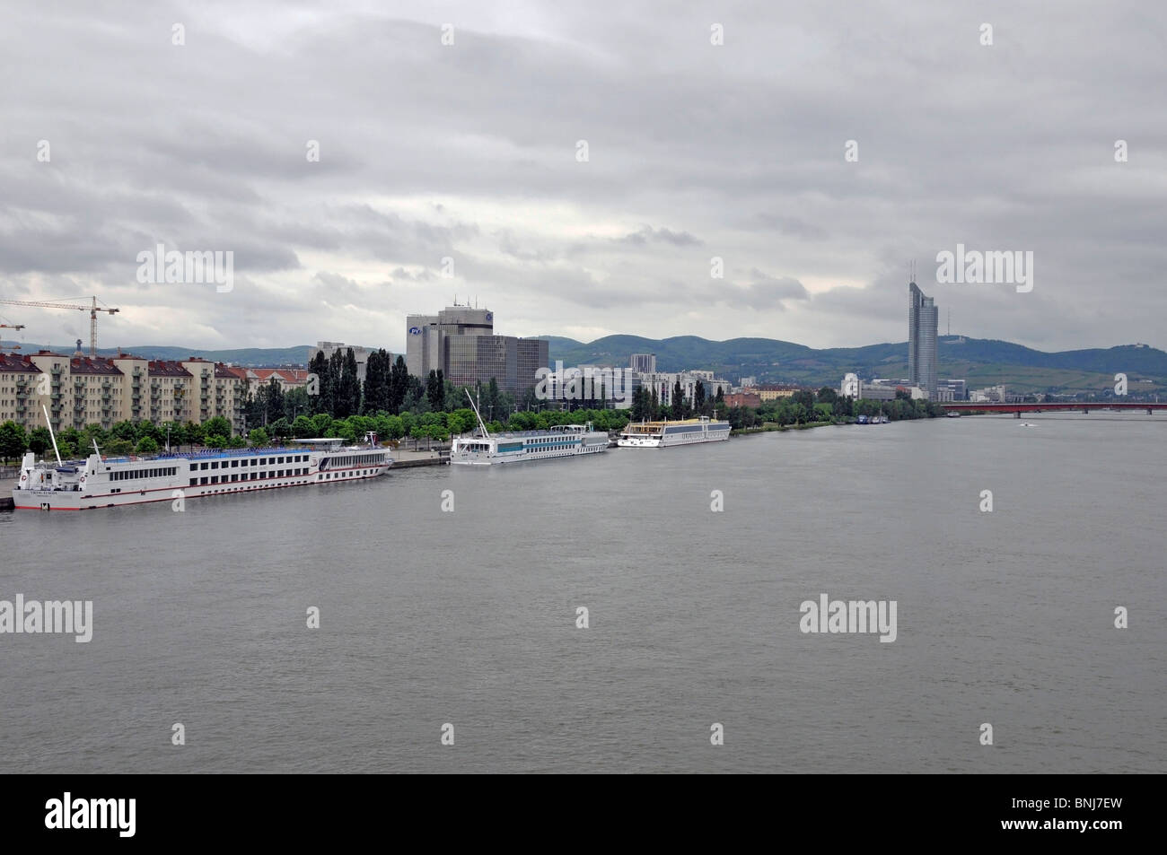 Banca di Vienna dal fiume Danubio, Vienna, Austria,l'Europa Foto Stock