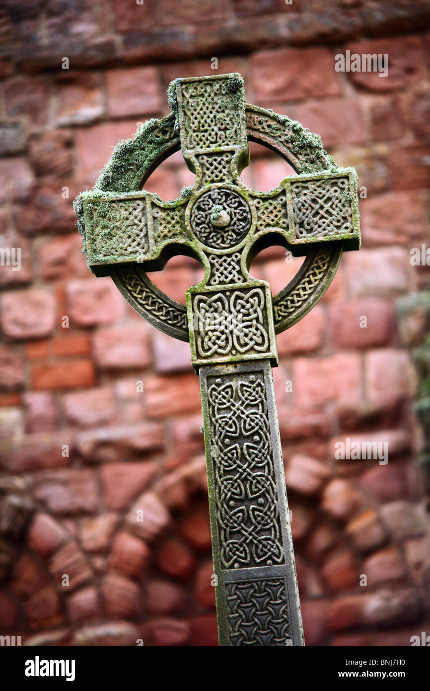Celtic croce di pietra a Lindisfarne Priory, Northumberland, Inghilterra Foto Stock