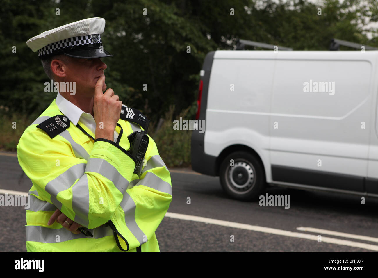 Una polizia operazione di Sting a Barnet, a nord di Londra. Le forze di polizia sono vetture di arresto e la ricerca al fine di individuare i criminali o Foto Stock