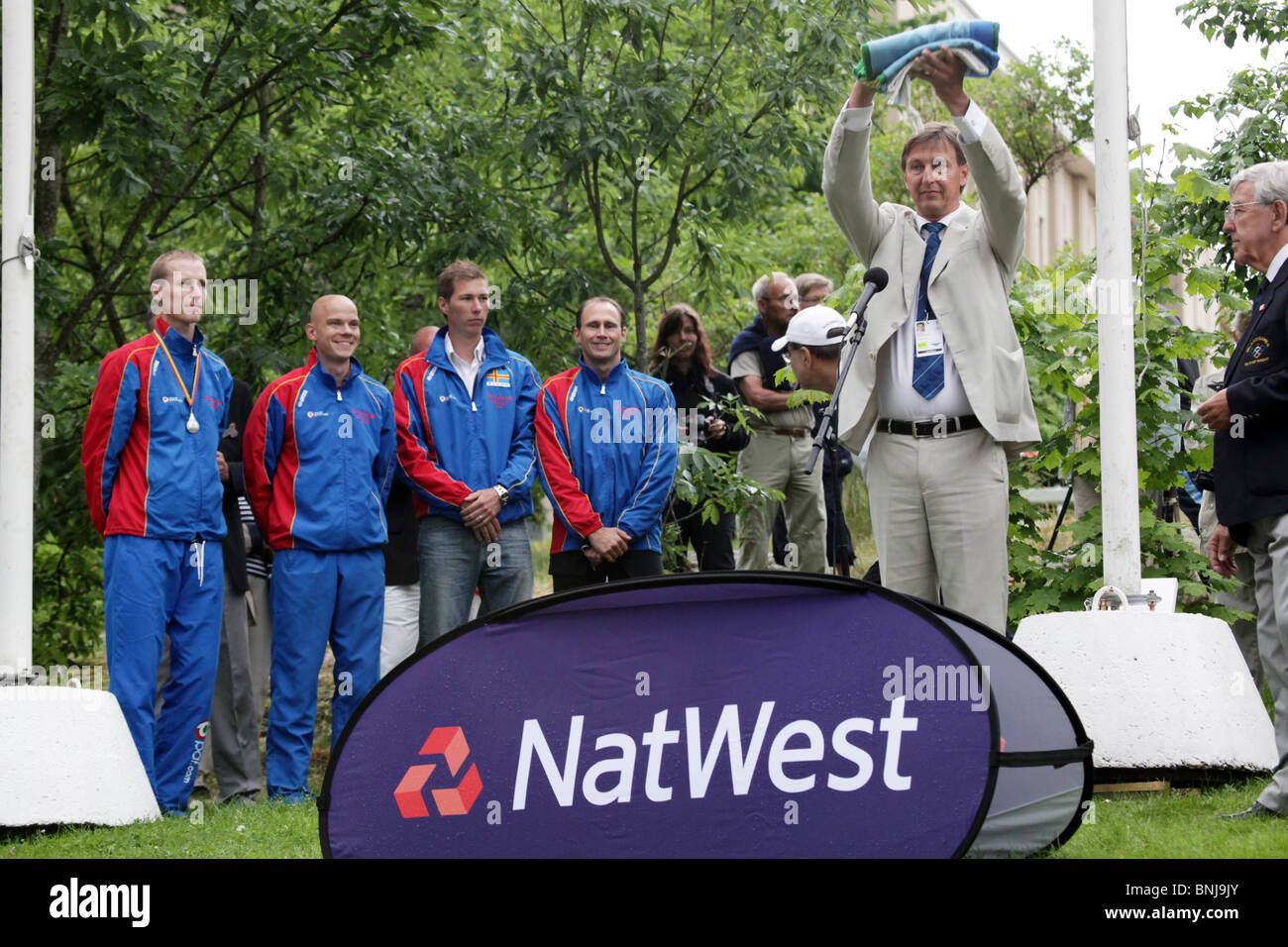 Bandiera handover alla cerimonia di chiusura della NatWest Island Games 2009 a Mariehamn sulle isole Åland, 4 Luglio 2009 Foto Stock