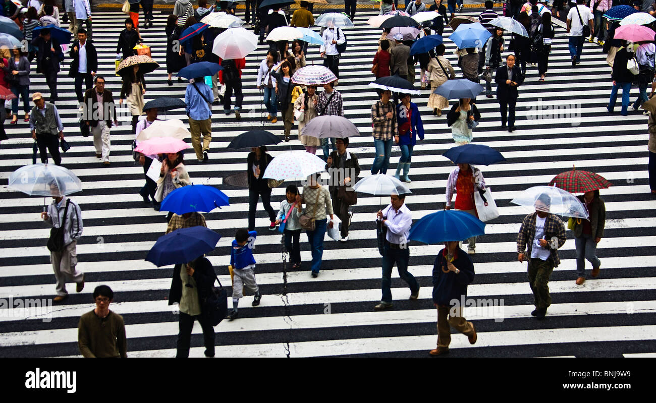 Asia Giappone Tokyo città quartiere Shibuya i passanti dalla striscia pedonale piogge schermate Foto Stock