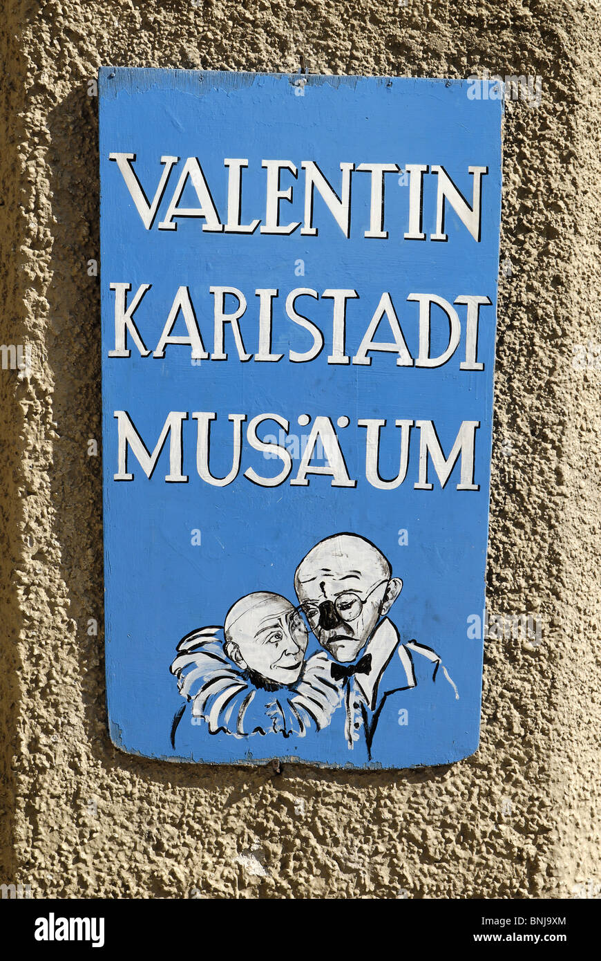 Protezione di segno Karl Valentin Lisl Karlstadt Museo gate Isar Monaco di Baviera Baviera Germania Baviera segno-posting blue umorismo segno di Foto Stock