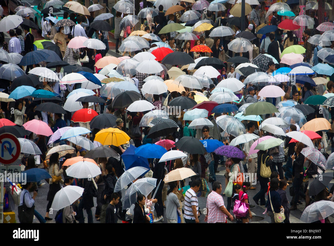 Asia Giappone Tokyo città quartiere Shibuya Passante schermate pedonale piogge ombrelloni Foto Stock