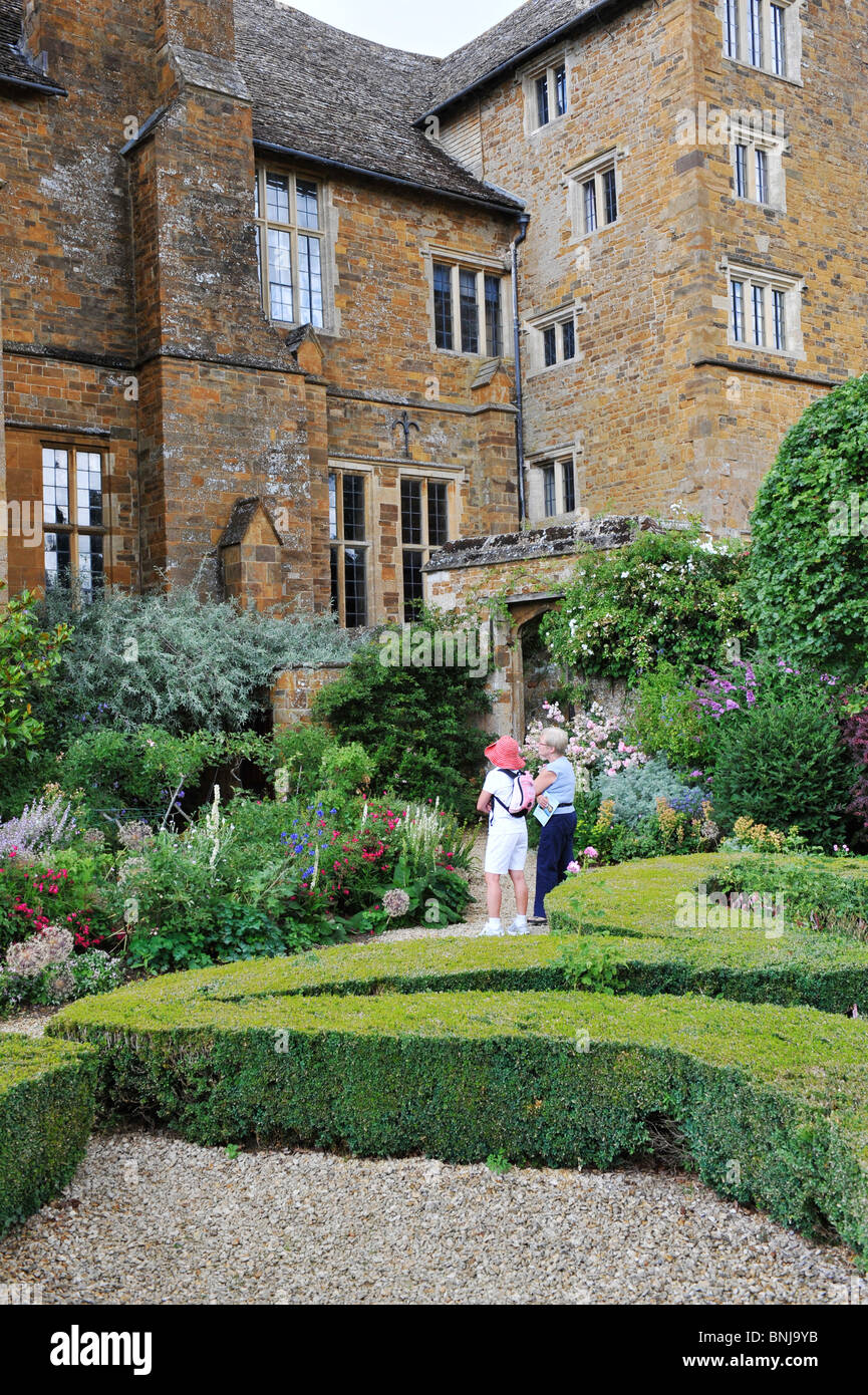 I visitatori nei giardini dello storico Castello di Broughton vicino a Banbury in Oxfordshire. Royalist roccaforte della guerra civile inglese Foto Stock