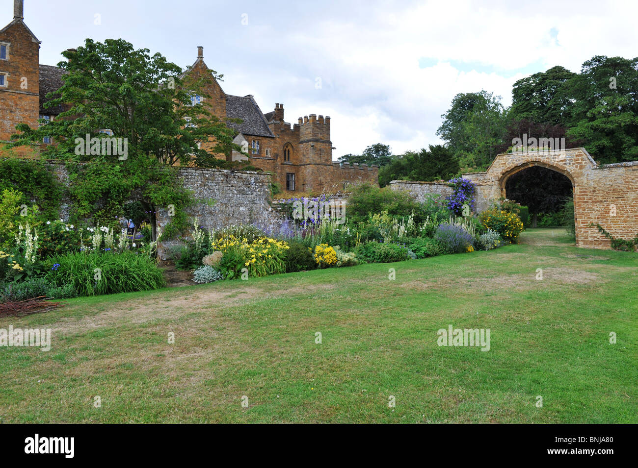 House e giardini dello storico Castello di Broughton vicino a Banbury in Oxfordshire. Royalist roccaforte della guerra civile inglese Foto Stock