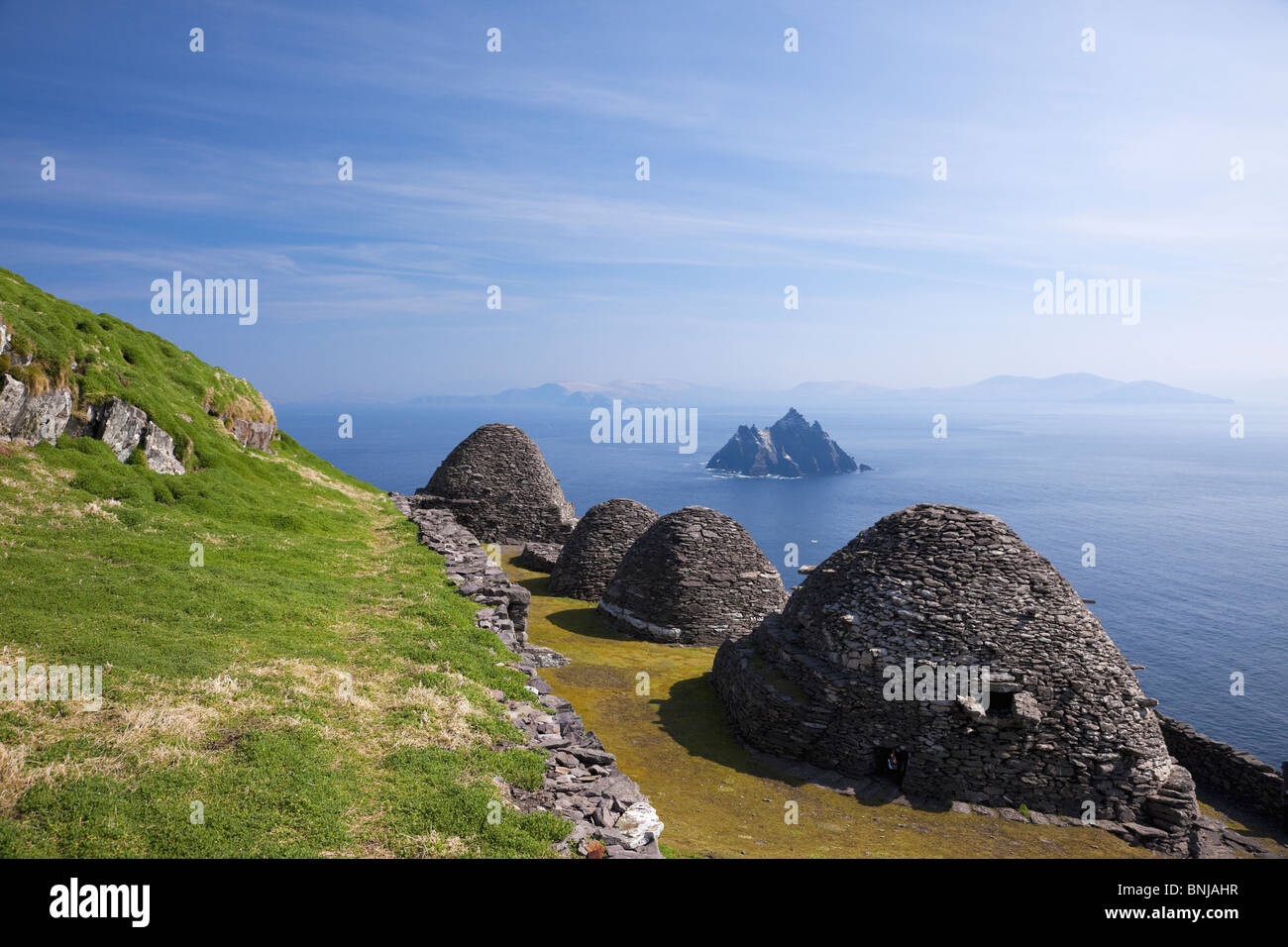 Capanna in pietra di Beehive, monastero celtico, Skellig Michael che cerca Little Skellig, County Co. Kerry, Irlanda Foto Stock