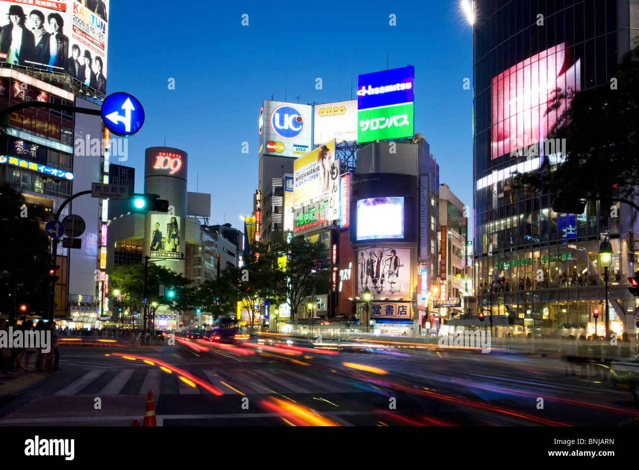 Asia Giappone Tokyo città quartiere Shibuya nel traffico di sera le luci costruzioni di edifici luci al neon Foto Stock