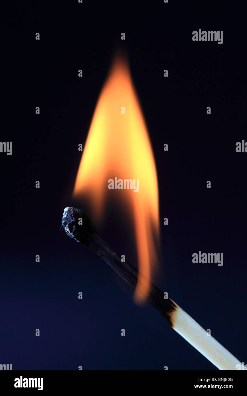 Fiammifero bruciato fumo blu su sfondo nero Studio corrisponde a fuoco il marchio simbolo del concetto di studio più leggero fiamme fiamma corrispondono corrisponde a Foto Stock