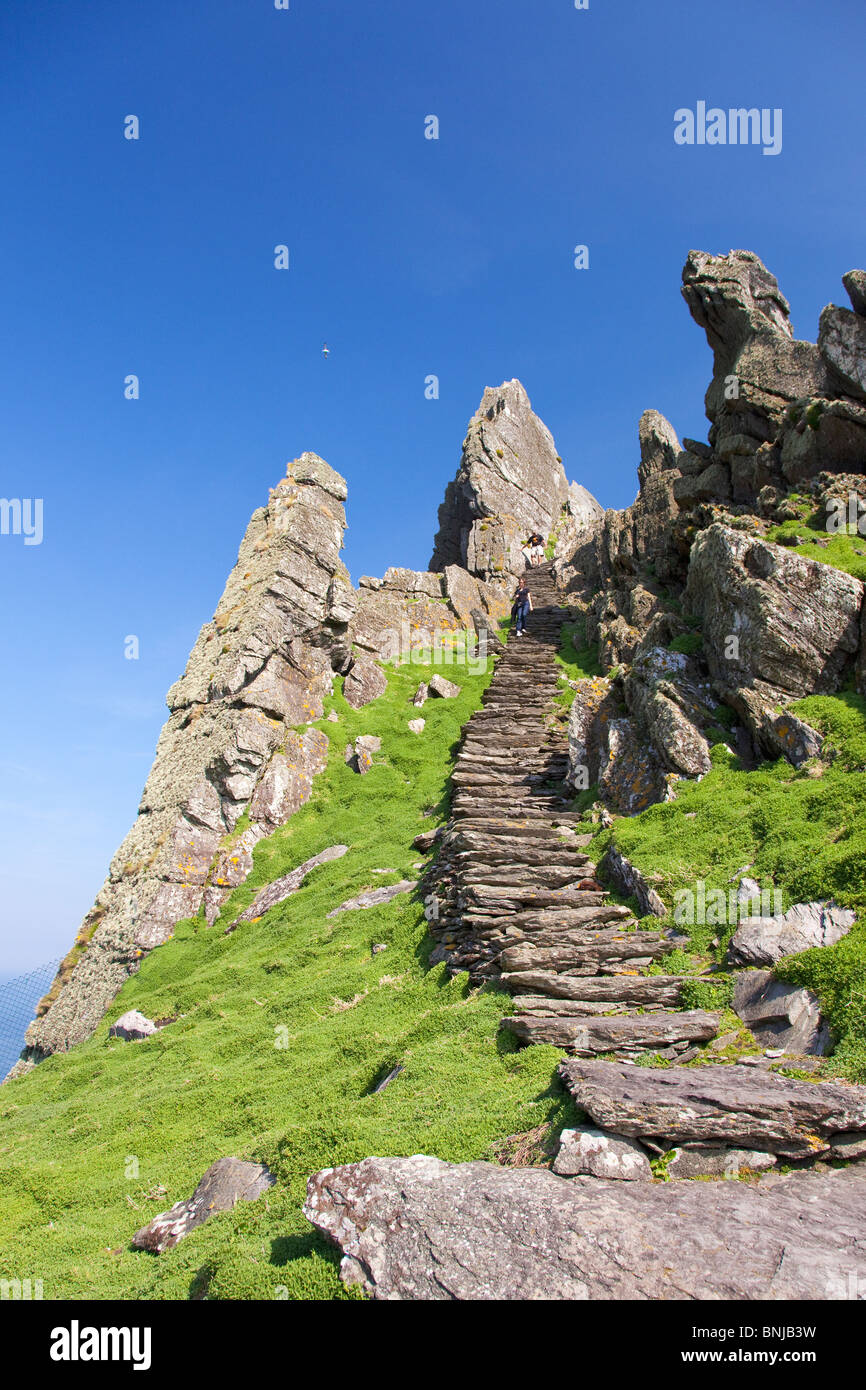 Antica scalinata che conduce al Celtic monastero monastico Skellig Michael cercando di Little Skellig County Co. Kerry Irlanda Foto Stock