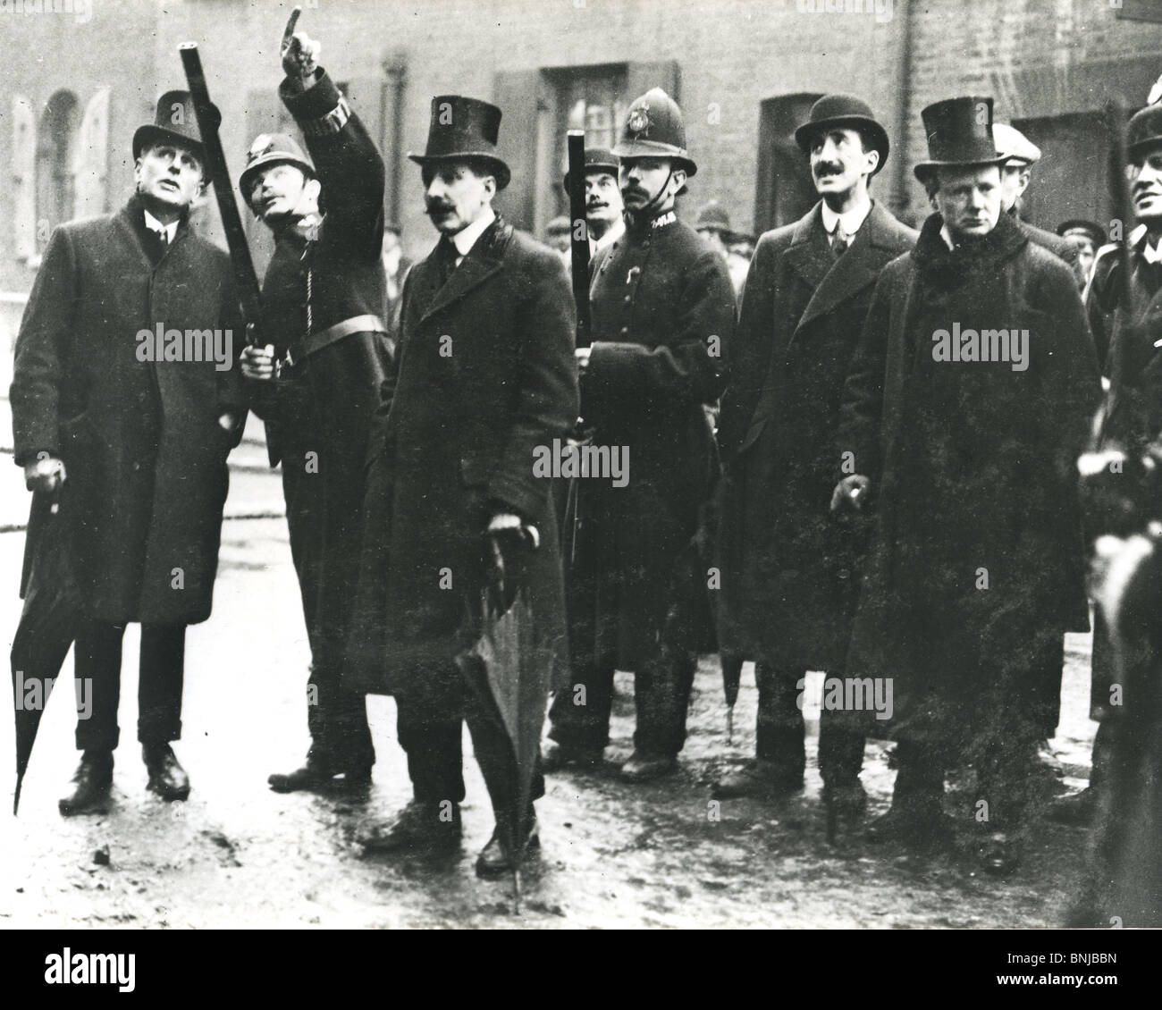 WINSTON CHURCHILL poi Home Secretary, a destra in top hat, all'assedio di Sidney Street nel gennaio 1911 Foto Stock