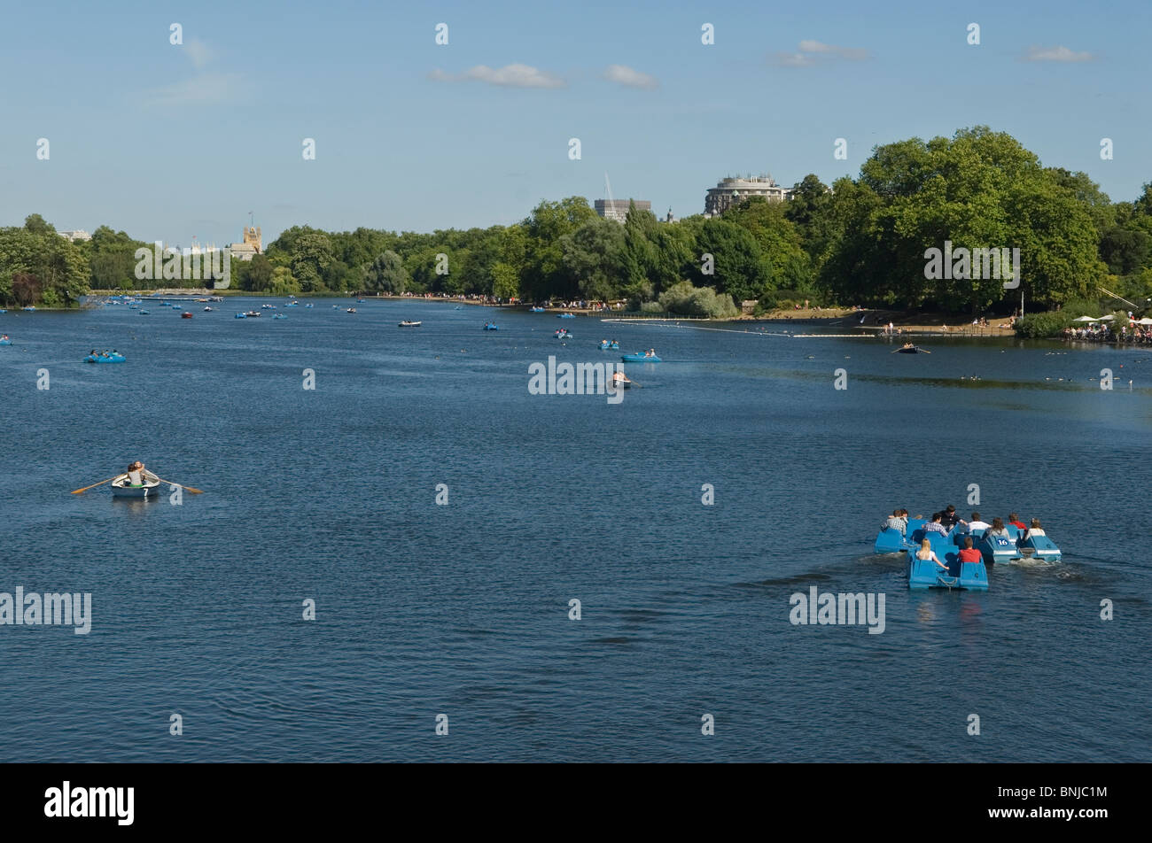 Serpentine Lake, Hyde Park nel centro di Londra, Regno Unito. Persone che si godono in pedalò noleggio barche. 2010 HOMER SYKES Foto Stock