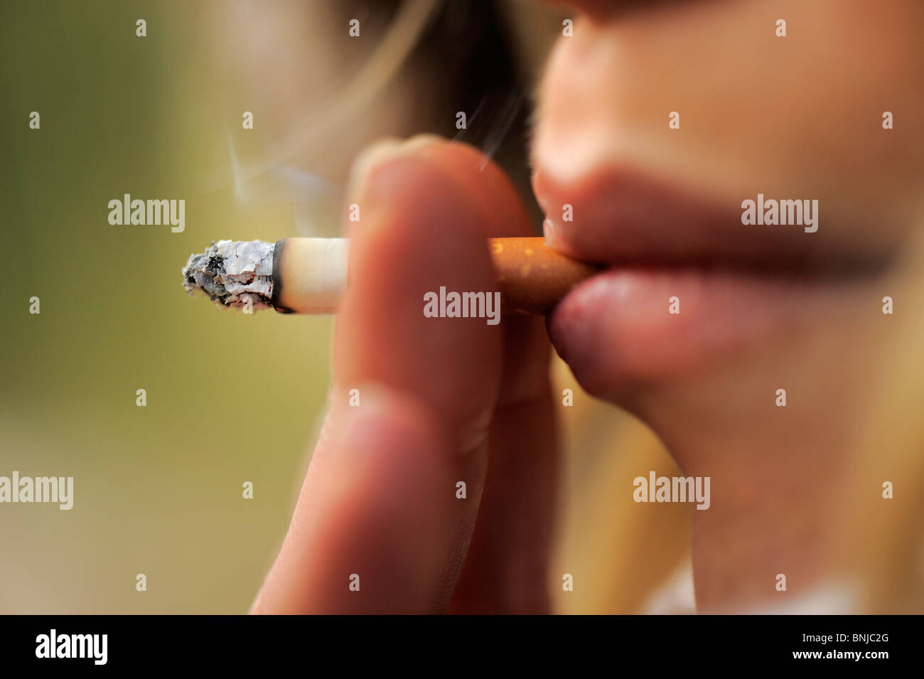 Donna giovane all'aperto outdoor bionda bionda sigaretta di fumo si  ricombinano cinder dito labbra bocca Succhiare tirare aspirare fumo  dipendenza personalizzate Foto stock - Alamy