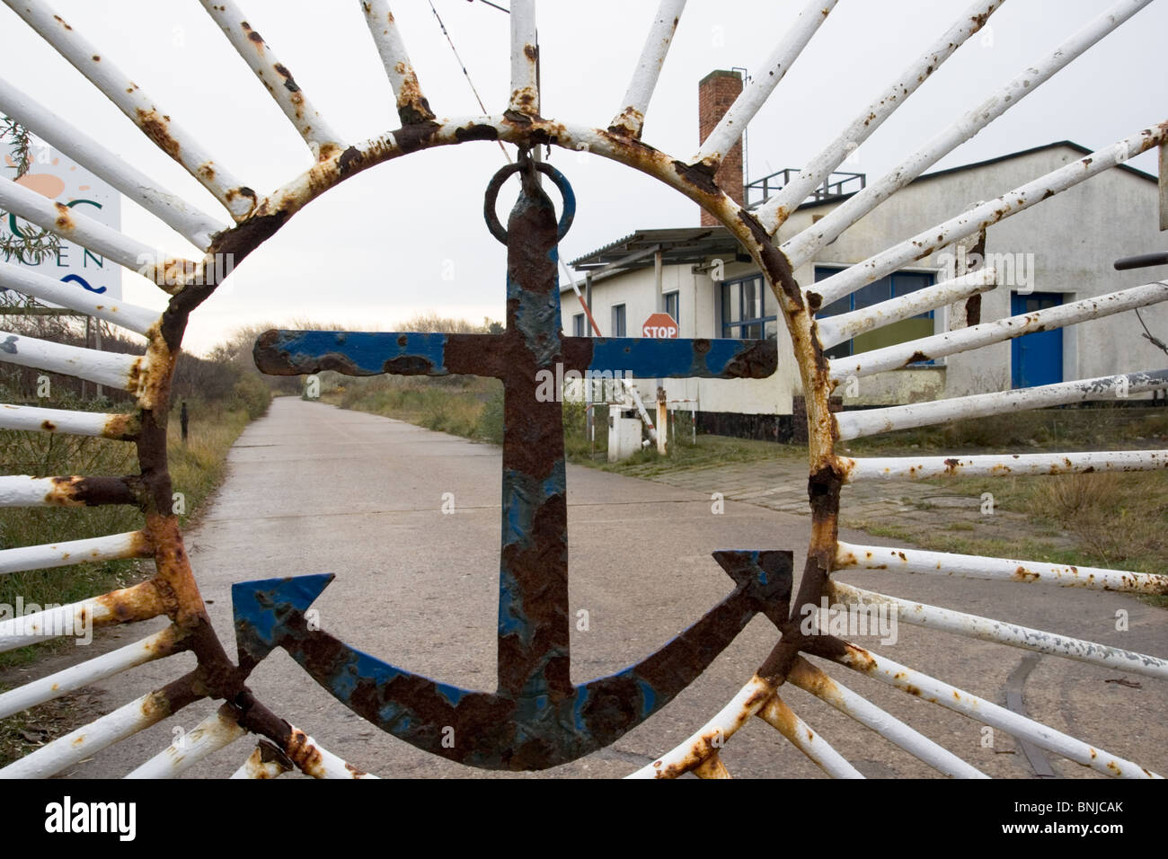 Cancello di ingresso a un Tedesco abbandonata base navale Foto Stock