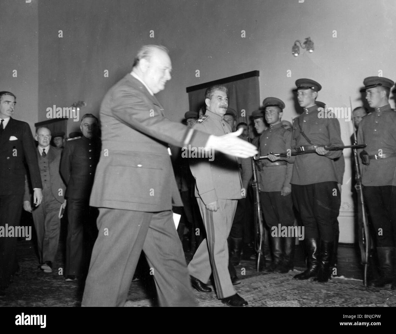 WINSTON CHURCHILL e Stalin a presentazione di Stalingrado spada durante la Conferenza di Teheran, 29 novembre 1943. Foto di Gale Lewis Foto Stock